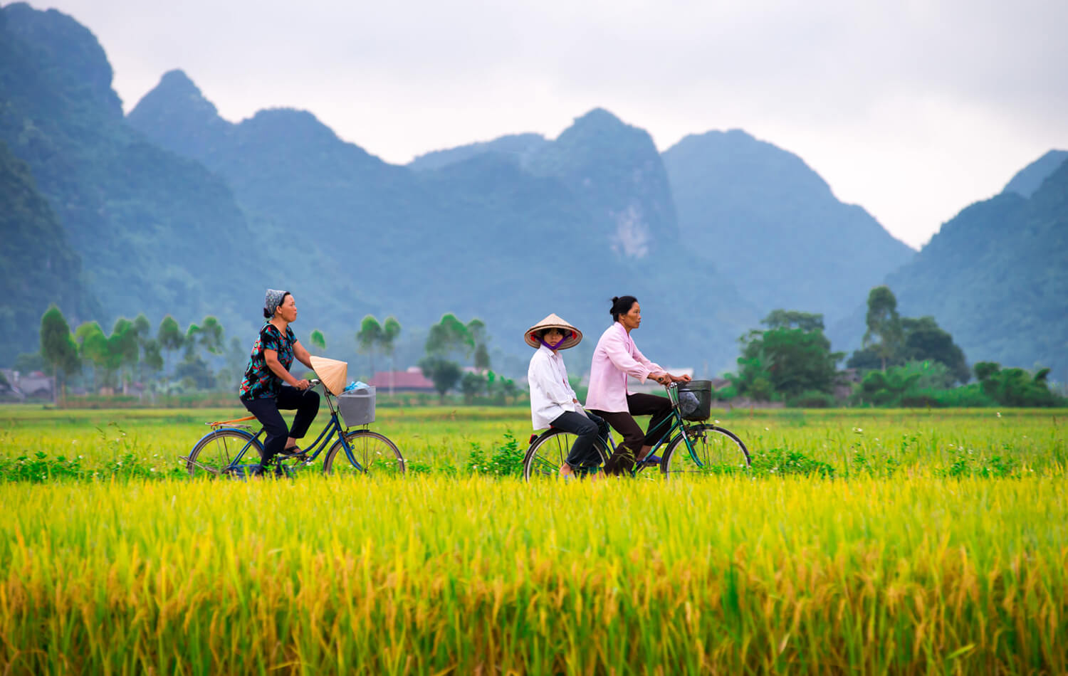 6 reasons to ride a motorcycle in Vietnam - friendly locals
